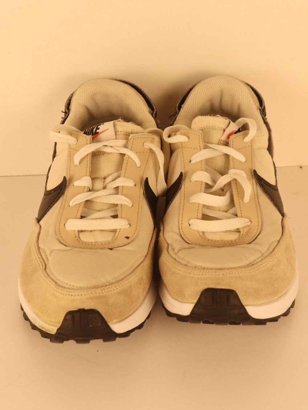 Nike Men's Sneaker's Size 10 Beige and Black Lace Up Visible Wear